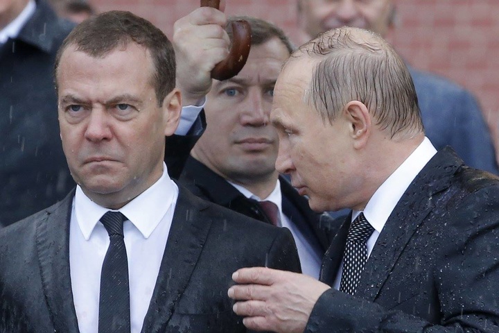 У ЗМІ з’явилося фото мокрих, як хлющі, Путіна і Медведєва