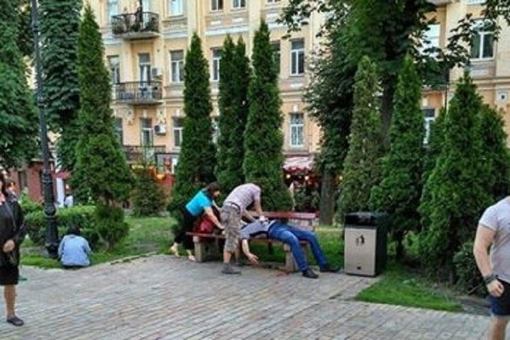 У центрі Києва зарізали чоловіка