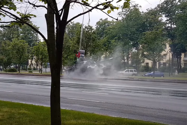 У Мінську танк зніс електроопору: момент удару попав на відео