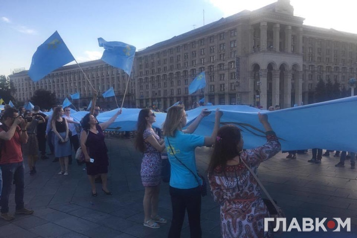 У центрі Києва відзначили День кримськотатарського прапора 