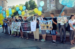 Рідні полонених провели в центрі Києва акцію на підтримку своїх чоловіків
