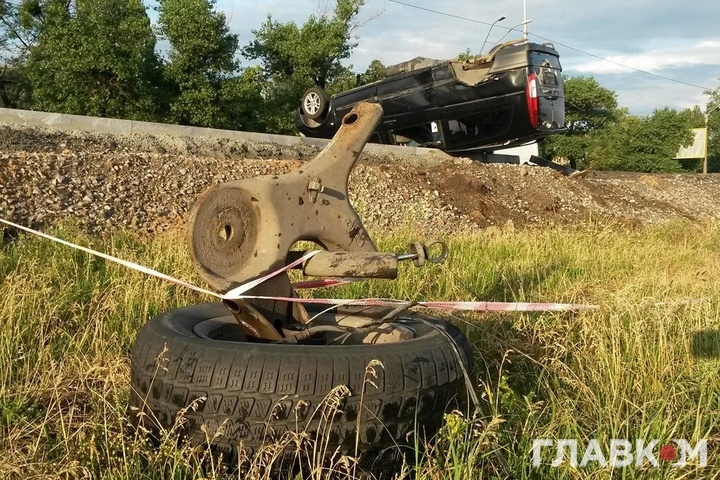 У Києві Mercedes перекинувся на дах. Фоторепортаж з місця аварії