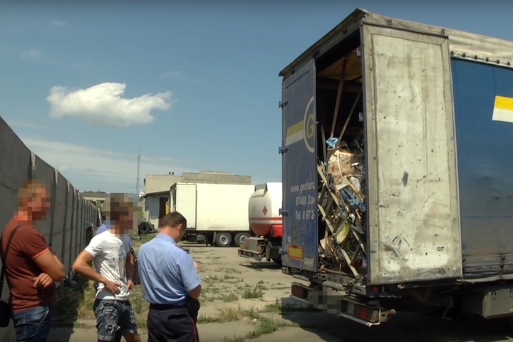 В Черкасах зупинили вантажівку, наповнену львівським сміттям