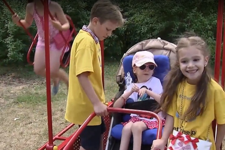 У Києві відкрився перший майданчик для діток у візочках