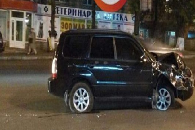 У столиці п’яна жінка-водій ганяла по тротуару, поки не врізалась в Renault 