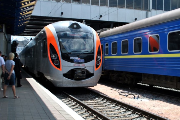 «Укрзалізниця» продовжила маршрут потяга Маріуполь-Харків