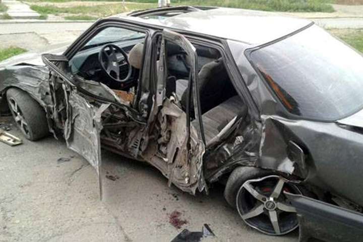 На Донеччині водій протаранив автівкою зупинку: загинула жінка