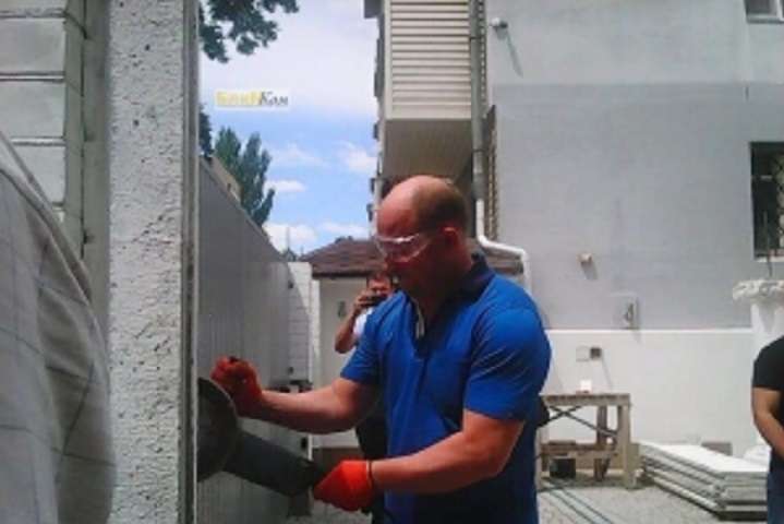 Народний депутат потрощив чужий паркан в Миколаєві