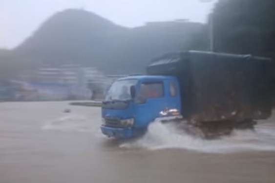 Китай потерпає через потужні зливи