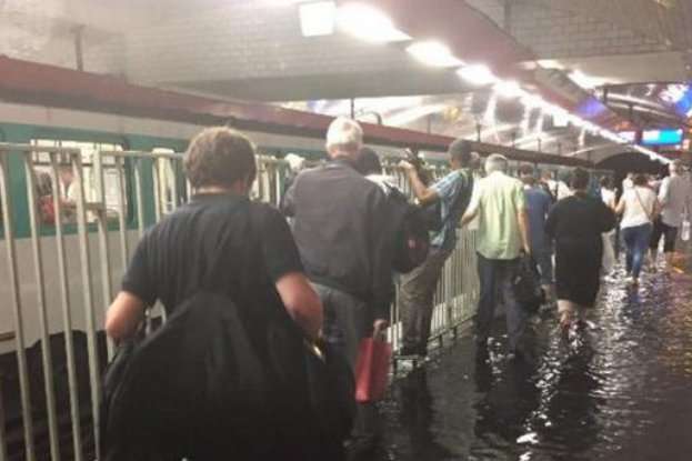 Сильні зливи у Парижі: затопило метро і дороги
