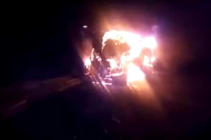 В Еквадорі перекинувся та загорівся автобус, 14 загиблих
