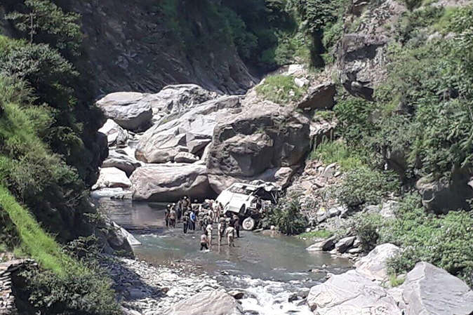 В Індії автобус з паломниками впав в ущелину, 16 людей загинули