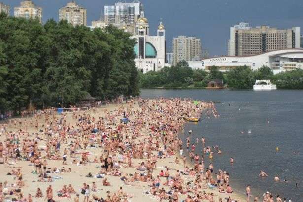 У Києві дозволили купатись лише на двох пляжах