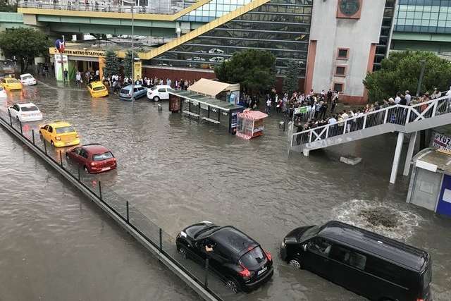 Стамбул опинився під водою: місто паралізоване через потоп 