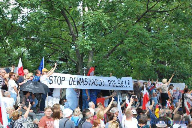 Екс-президенти Польщі заявили про початок диктатури уряду країни
