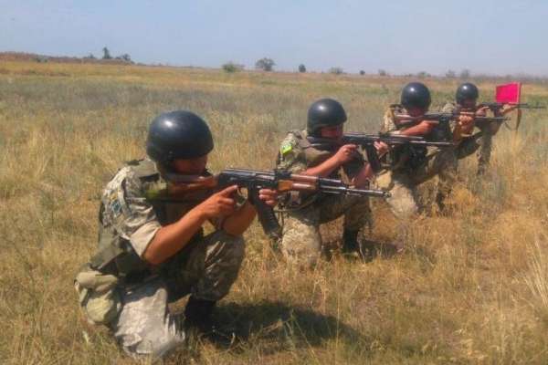 Прикордонники біля окупованого Криму проводять навчання зі стрільбами 