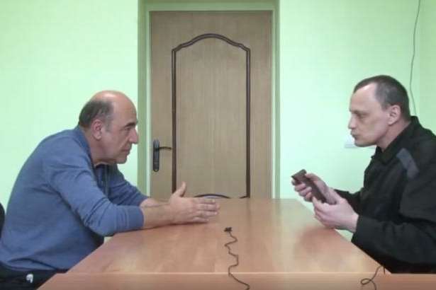 Опубліковано відео зустрічі Рабіновича і політв'язня Карпюка в російській в'язниці
