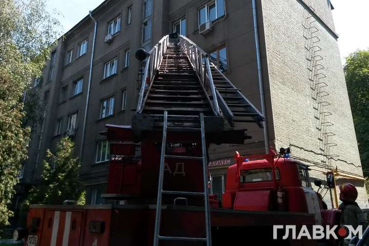 У центрі Києва гасили квартиру, яка не горіла (фото)