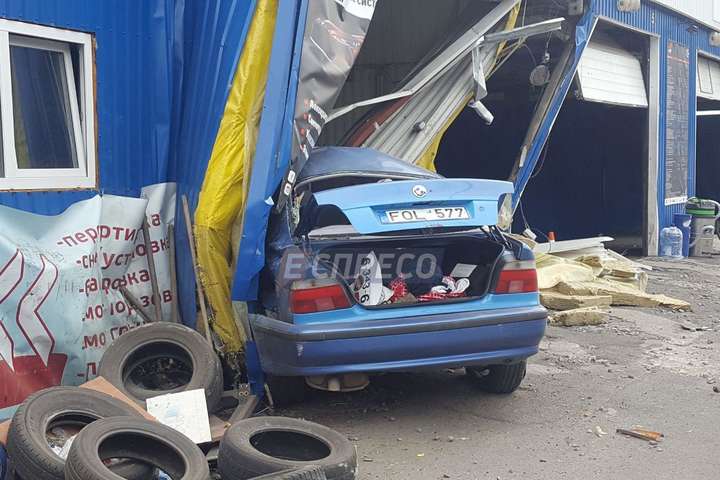 П'яний водій BMW протаранив автомийку у Києві, є загиблий