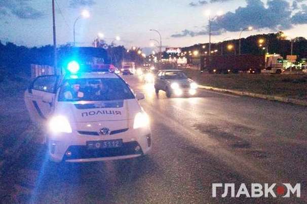 В Киеве грузовик влетел в патрульный автомобиль. Полицейского забрала «скорая» (фото)