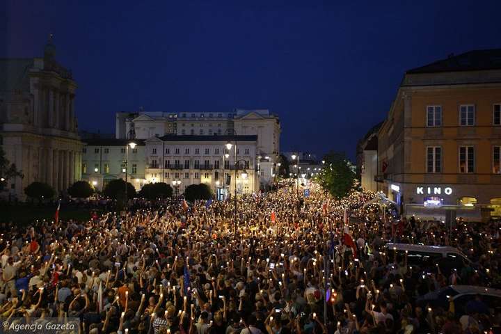 Тисячі поляків мітингували проти судової реформи