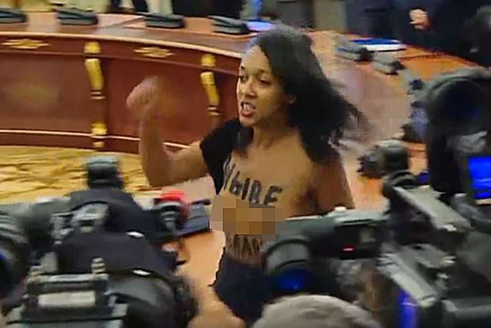 У Femen розповіли, хто і чому показав голі груди Порошенку і Лукашенку