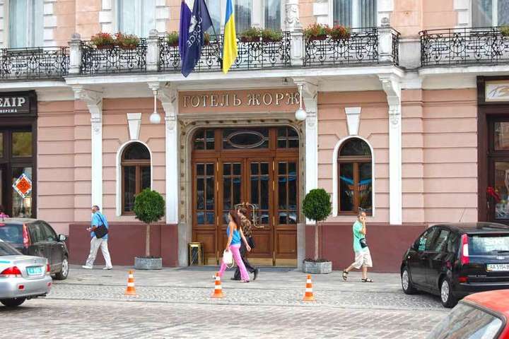 У Львові евакуювали понад півсотні постояльців готелю
