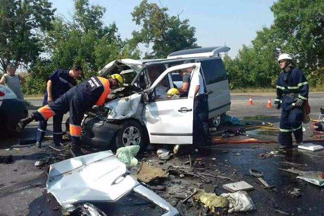У Миколаєві зіштовхнулись вантажівка і мікроавтобус: загинуло троє людей, серед них дитина