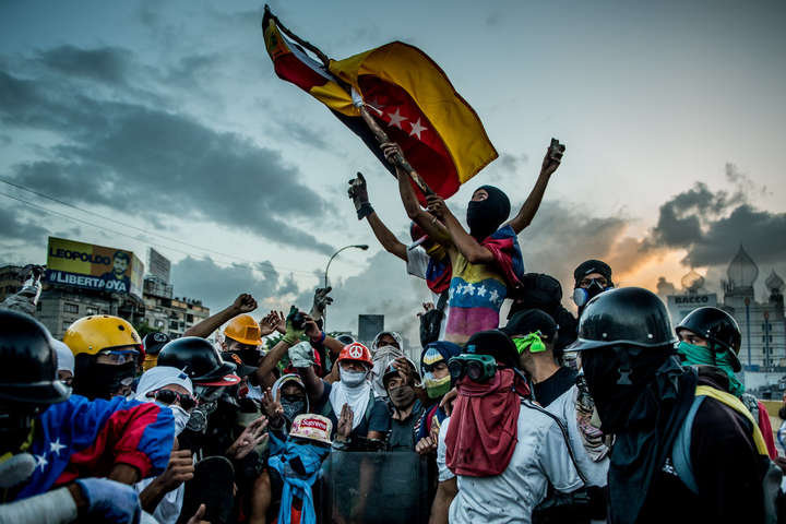 Битва за Венесуэлу: камни, коктейли «Молотова» и слезоточивый газ (фоторепортаж)