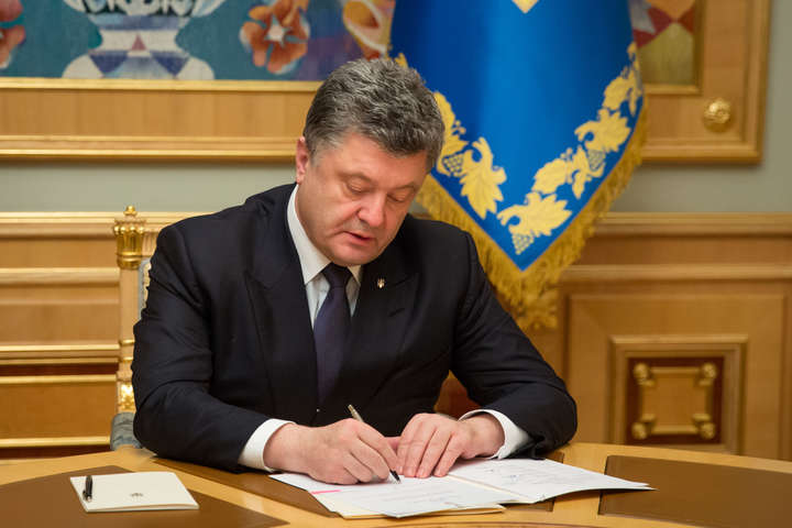 Порошенко підписав закон про особливості вступу до вишів Донбасу