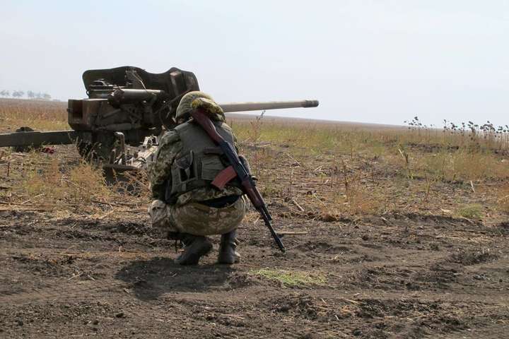 Доба на Донбасі: троє бійців АТО поранено, у бойовиків є втрати у живій силі та техніці