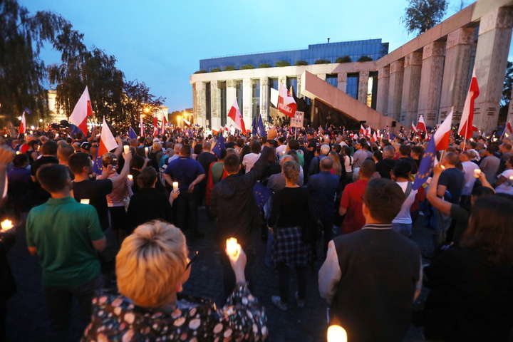 У Польщі досі люди мітингують проти судової реформи 