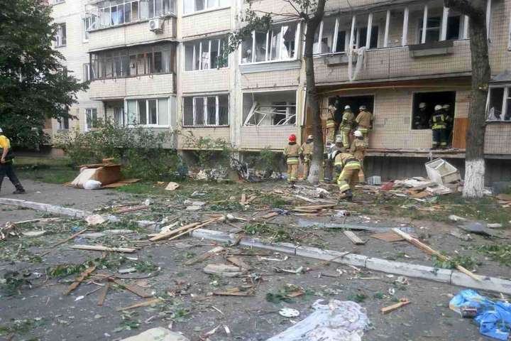 Правоохоронці встановлюють причину вибуху в київському будинку
