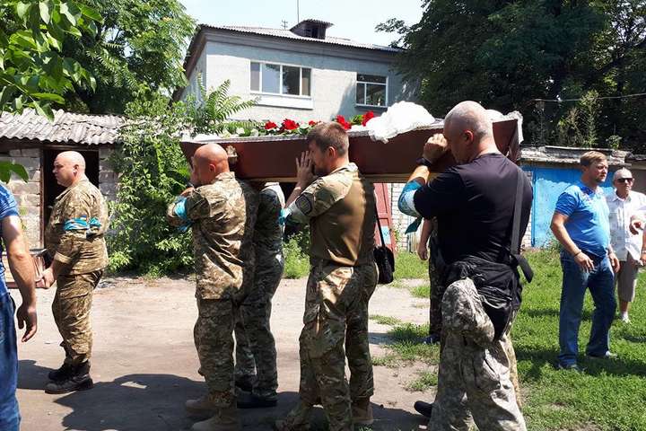 На Дніпропетровщині поховали загиблого у стрілянині ветерана АТО Вагнера