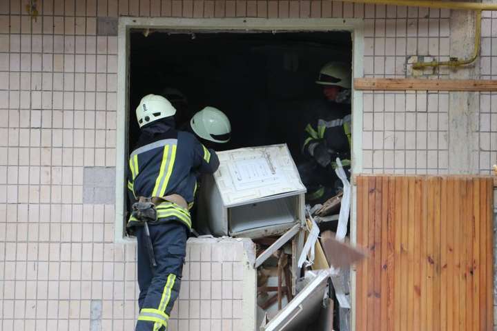 Рятувальники другу добу розбирають завали на місці вибуху у столичній багатоповерхівці