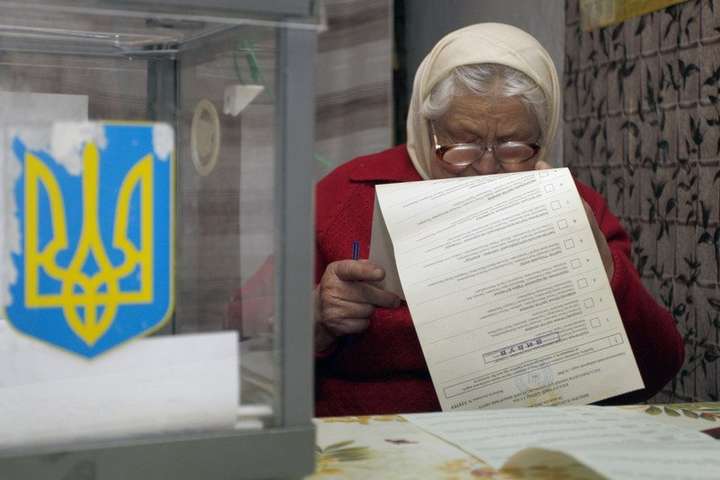 Опитування: дострокові вибори до Ради підтримують майже половина українців, проти - третина 