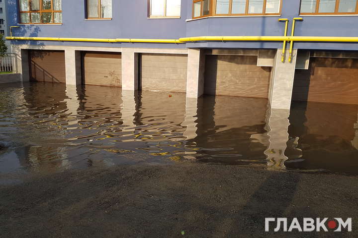 Під Києвом після зливи підтопило багатоповерхівку. Йдуть рятувальні роботи (ФОТО)