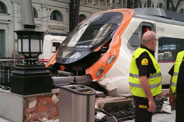 У Барселоні потяг врізався в перон