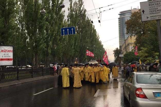 УПЦ КП проводит крестный ход в Киеве