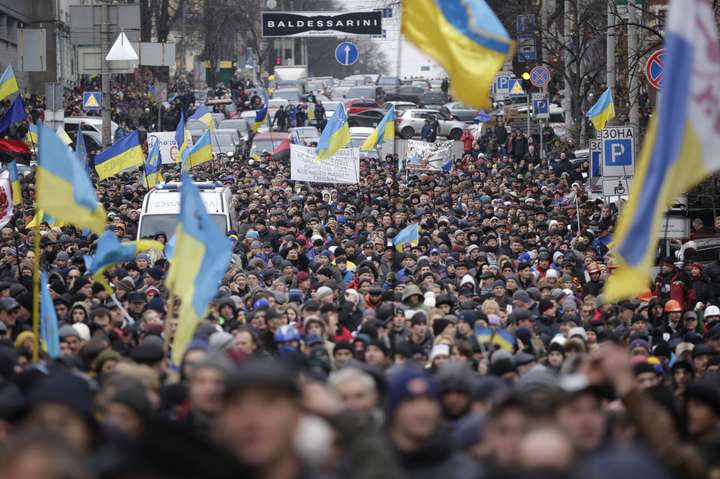 Переважна більшість українців назвали політичну ситуацію в країні напруженою