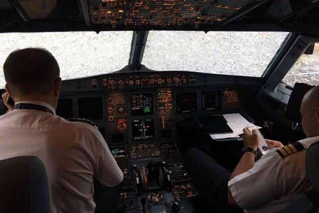 Порошенко дав орден льотчику, який врятував життя пасажирів у Стамбулі