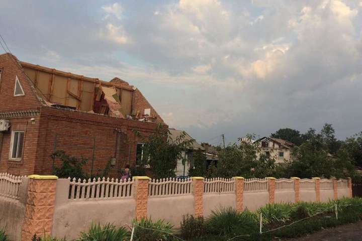 Негода у Кривому Розі: у двох сотнях будинків пошкоджено покрівлю