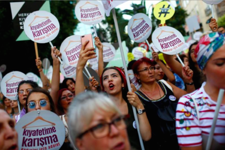 Сотні жінок в Стамбулі вийшли на марш протесту за вільний вибір одягу
