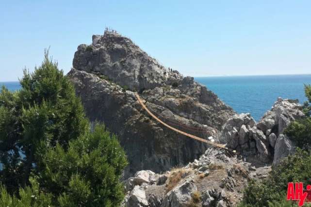 Ветер «сломал» новый подвесной мост в Крыму