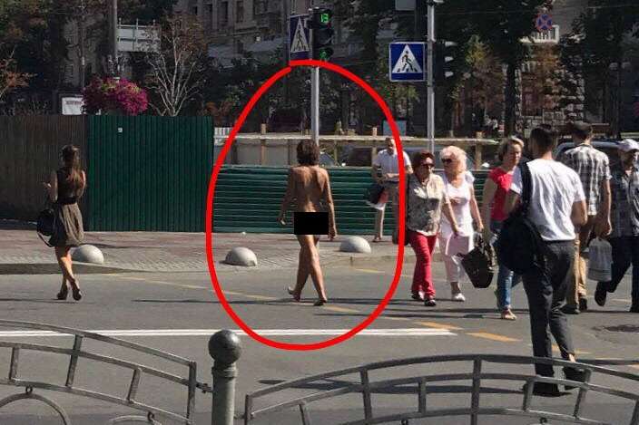 Поліція затримала жінку, яка оголеною розгулювала центром Києва 