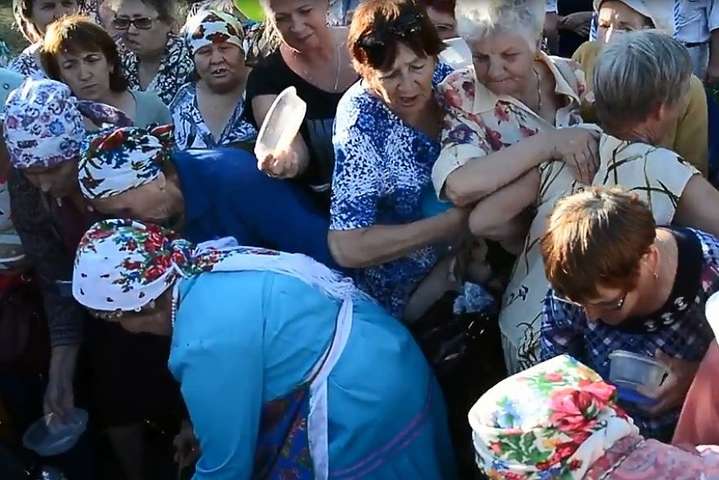 В Росії пенсіонери влаштували бійню в черзі за безкоштовною кашею