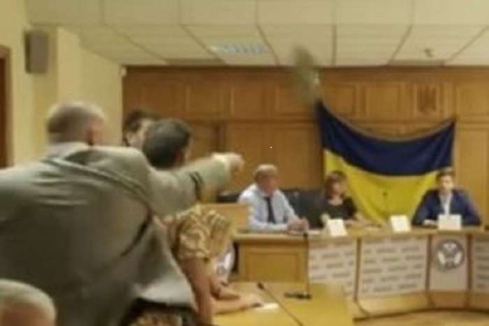 Профспілковий активіст жбурнув у Вовка черевик на засіданні НКРЕКП 