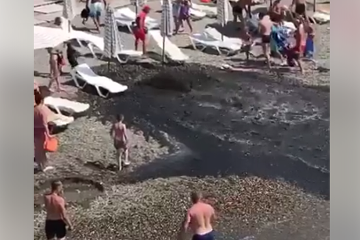Сочинський пляж затопило каналізаційними стоками (відео)