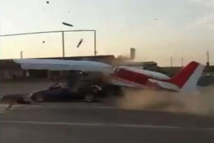 У Чечні літак приземлився на дорогу та врізався в автомобіль
