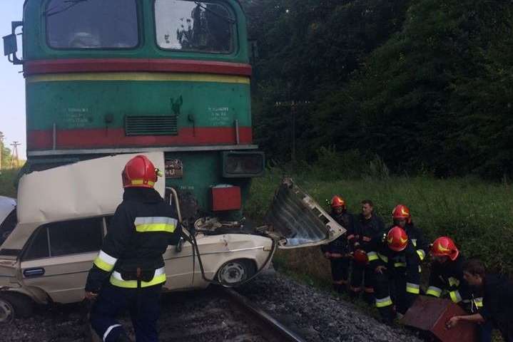 Поїзд на Львівщині розчавив «Жигулі»: троє загиблих